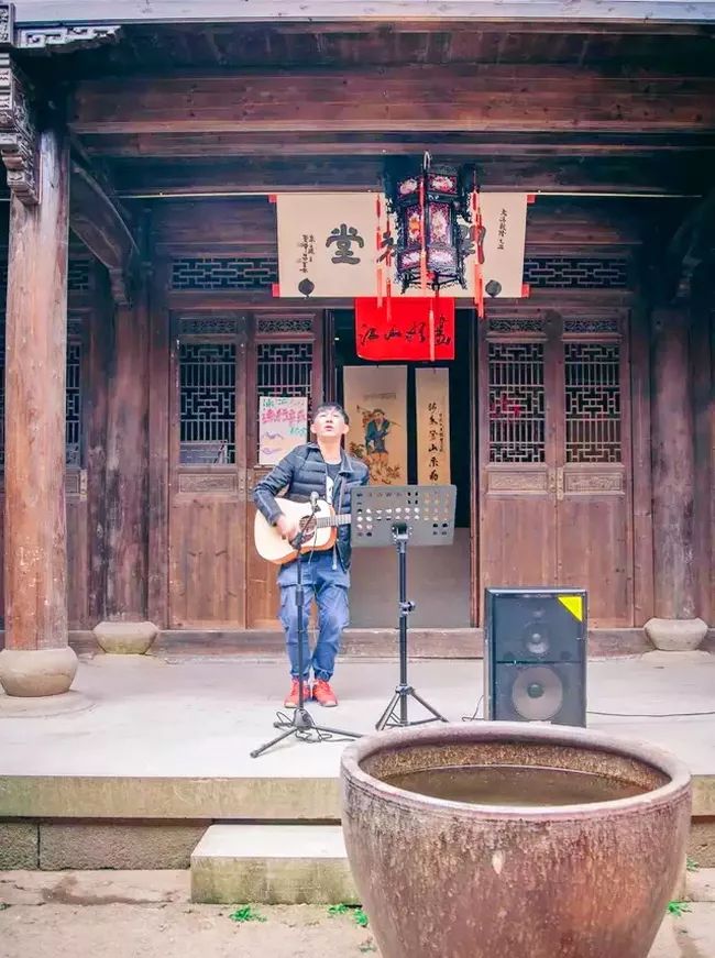 特色军校，小巷中的隐秘宝藏与奇妙故事