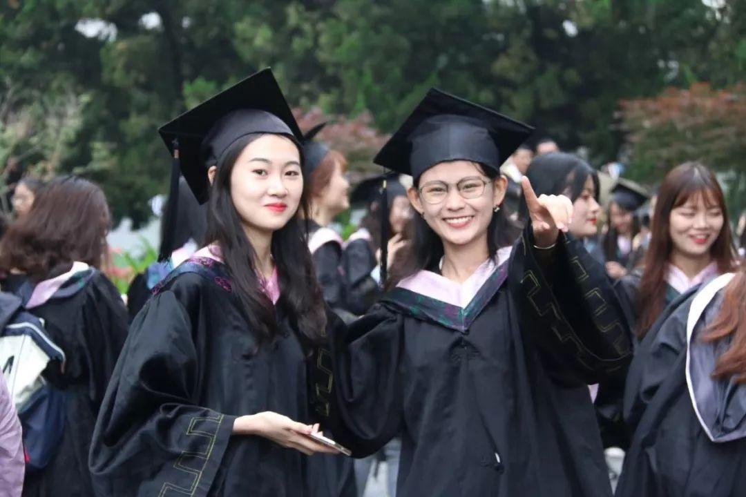 最新学士服，毕业季的永恒记忆
