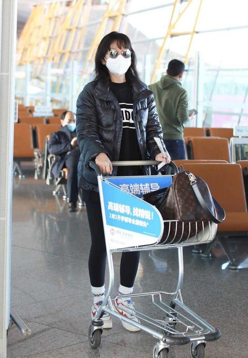 羽绒服最新款式，时尚自信并行，潮流前沿之选