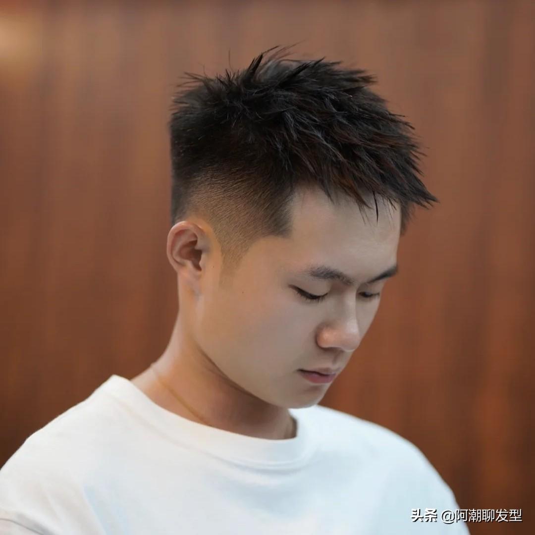 最新男生短发发型，友情与日常的温馨风采